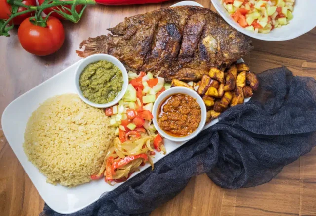 Le Menu Parfait de Noël à l'Africaine : Une Célébration des Saveurs Noël en Afrique, c'est d'abord une affaire de partage, de convivialité et de générosité. Les tables croulent sous le poids des plats parfumés et colorés, chacun racontant une histoire, chaque saveur évoquant un souvenir. Si vous souhaitez innover cette année ou simplement découvrir la richesse des traditions culinaires africaines, voici le menu parfait pour un Noël authentique et chaleureux. Les Invariables d'un Noël Réussi à l'Africaine Avant de plonger dans les recettes, retenez l'esprit : La générosité : On cuisine en grande quantité, pour la famille, les amis, et même les voisins. Les plats partagés : On sert souvent les mets dans de grands plats au centre de la table. Les saveurs audacieuses : Épices, herbes aromatiques et associations sucré-salé sont à l'honneur. 🍽️ Le Menu Complet 1. Les Entrées & Amuse-Bouches Briques au Thon et à la Ciboulette (Afrique du Nord) Ces délicieux feuilletés croustillants et parfumés ouvriront l'appétit en douceur. Pourquoi c'est parfait ? : C'est facile à manger debout pendant les retrouvailles et cela met immédiatement les papilles en éveil. Accras de Morue ou de Haricots (Caraïbes & Afrique de l'Ouest) Ces beignets salés et épicés sont un incontournable des apéritifs festifs. Pourquoi c'est parfait ? : Leur goût intense et leur texture moelleuse à l'intérieur et croustillante à l'extérieur en font un succès garanti. 2. Le Plat Principal Royal Poulet DG ou Yassa Poulet (Cameroun & Sénégal) Un dilemme délicieux pour le plat de résistance. Le Poulet DG ("Directeur Général") : La recette festive par excellence ! Du poulet sauté avec des plantains frits, des légumes (carottes, haricots verts, poivrons) et une sauce onctueuse. C'est un plat complet, riche et joyeux. Son atout : C'est un plat "tout-en-un" qui impressionne par ses couleurs et sa générosité. Le Yassa Poulet : Du poulet mariné au citron, oignons et moutarde, puis grillé et mijoté avec une montagne d'oignons caramélisés. La sauce est aigre-douce et incroyablement parfumée. Son atout : Sa saveur unique et profonde qui plaît à tous, même aux palais moins habitués aux épices fortes. Notre conseil : Si vous devez choisir, le Poulet DG est souvent considéré comme le plus "festif". 3. Les Accompagnements Indispensables Un bon plat principal a besoin d'écrins de choix. Riz Joloff (Afrique de l'Ouest) Un riz parfumé, rouge et savoureux, cuit dans un bouillon de tomates, d'oignons et d'épices. C'est le pilier de la cuisine ouest-africaine. Son rôle : Il absorbe parfaitement les sauces et apporte une douceur qui équilibre les saveurs. Alloco (Banane Plantain Frite - Côte d'Ivoire) Des bananes plantains mûres frites jusqu'à ce qu'elles soient dorées, caramélisées et fondantes. Son rôle : Apporte une touche de sucré-salé irrésistible et une texture fondante. Attiéké (Côte d'Ivoire) De la semoule de manioc fermentée, légère et aérée, au goût légèrement acidulé. Son rôle : C'est un accompagnement léger et rafraîchissant qui contraste avec la richesse des plats en sauce. 4. La Touche Sucrée : Les Desserts Beignets Africains (Puff-Puff/Mikate/Mboatto) Ces petites boules dorées, douces, moelleuses et légèrement sucrées, sont l'âme des desserts festifs à travers tout le continent. Pourquoi on l'aime ? : La simplicité réconfortante et le plaisir de les partager, encore tièdes. Gâteau à la Noix de Coco (Influences diverses) Un gâteau dense, humide et intensément parfumé à la noix de coco râpée. Pourquoi on l'aime ? : Il offre une fin de repas douce et gourmande sans être trop lourd. 5. Les Boissons Festives Bissap (Hibiscus) Une boisson d'un rouge magnifique, à la saveur acidulée et rafraîchissante. Servez-la fraîche, légèrement sucrée, avec ou sans menthe. Son atout : Elle coupe parfaitement la richesse des plats. Ginger Beer Maison (Influences diverses) Une boisson pétillante et épicée au gingembre frais, bien plus savoureuse que les versions industrielles. Son atout : Elle aide à la digestion et réchauffe le cœur. 🕒 Timeline de Préparation Stress-Free 2 jours avant : Préparer la pâte pour les beignets et la laisser reposer au frigo. Faire mariner le poulet pour le Yassa ou le DG. La veille : Préparer le Bissap et la Ginger Beer. Cuire le riz Joloff (il se réchauffe très bien). Faire la pâte pour les briques et les accras. Le jour J : Frire les allocos, les beignets et les accras au dernier moment. Réchauffer le riz et les plats en sauce. Dresser les briques et les faire frire juste avant de servir l'entrée. 🎁 Le Petit Plus : L'Esprit de Partage Le menu parfait de Noël à l'africaine ne réside pas seulement dans les plats, mais dans l'ambiance. De la musique en fond, des couleurs vives sur la table, et surtout, le plaisir de voir vos proches se servir généreusement dans les grands plats communs. Joyeux Noël à l'africaine ! 🎄✨ Que votre table soit remplie de bonheur, de rires et de saveurs inoubliables.