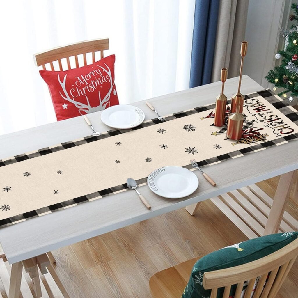 Apportez une touche rustique et festive à votre intérieur avec le chemin de table Seliem à carreaux Buffalo et sapins de Noël.