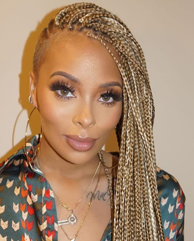 Tresse blonde bohème avec coupe effilée