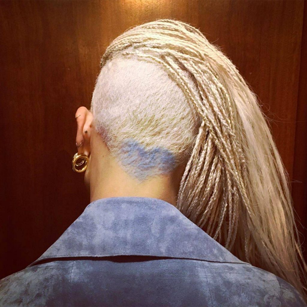 Tresses micro-coupées avec côtés rasés