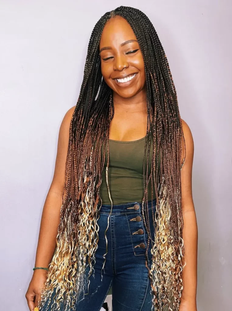 Jolie tresse longue en box braids avec des pointes libres