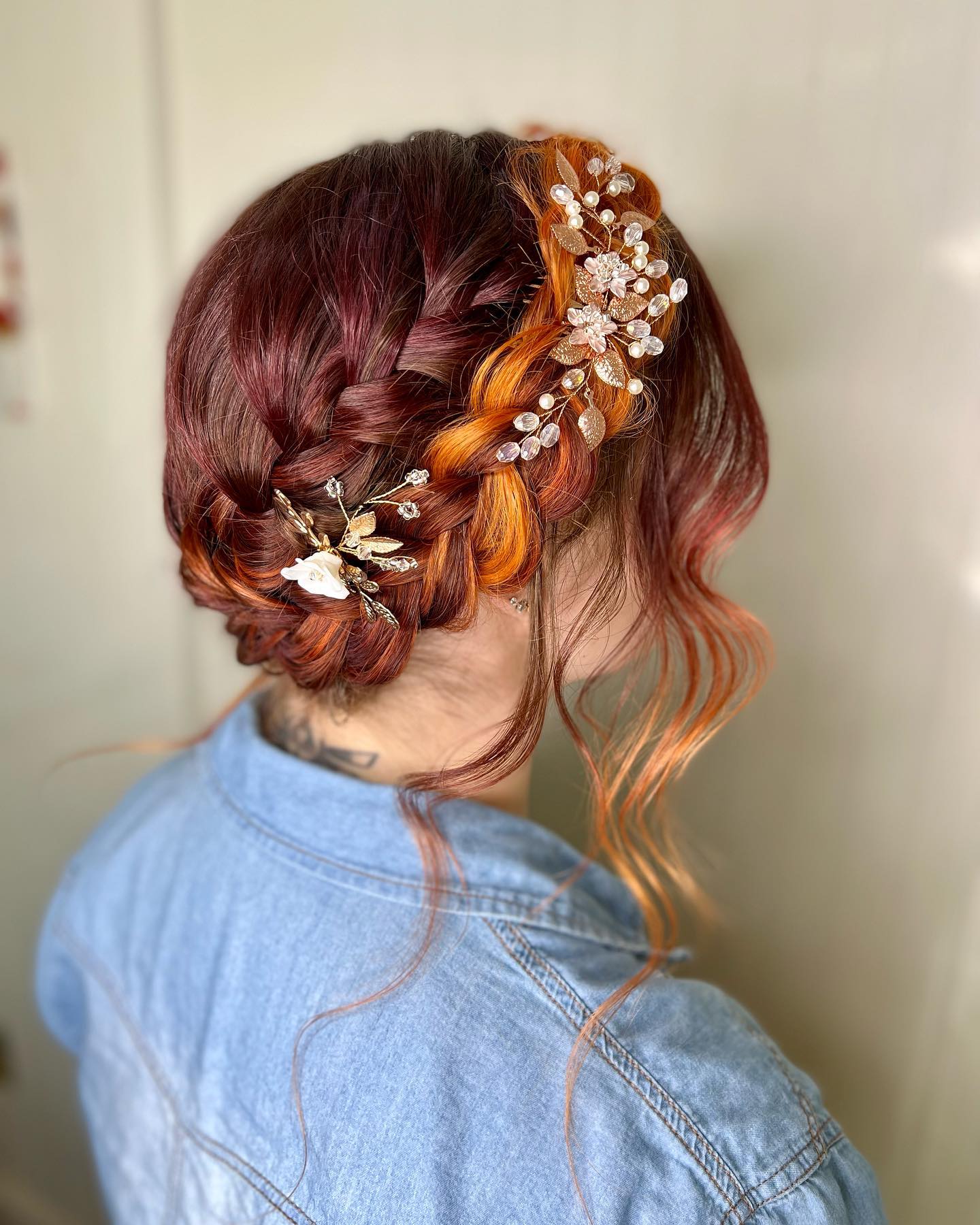 Tresses de laitière avec accessoires floraux