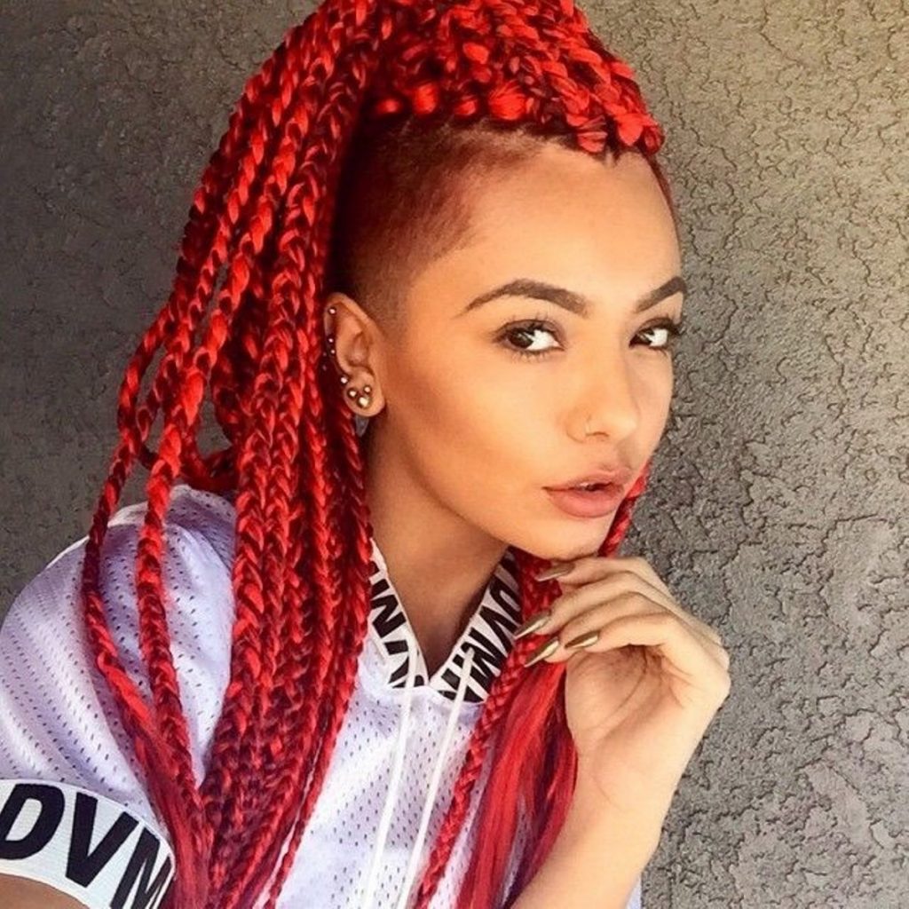 Tresse rouge avec côtés rasés