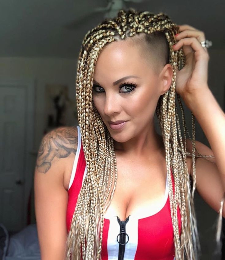 Tresse blonde en box braid avec côté rasé