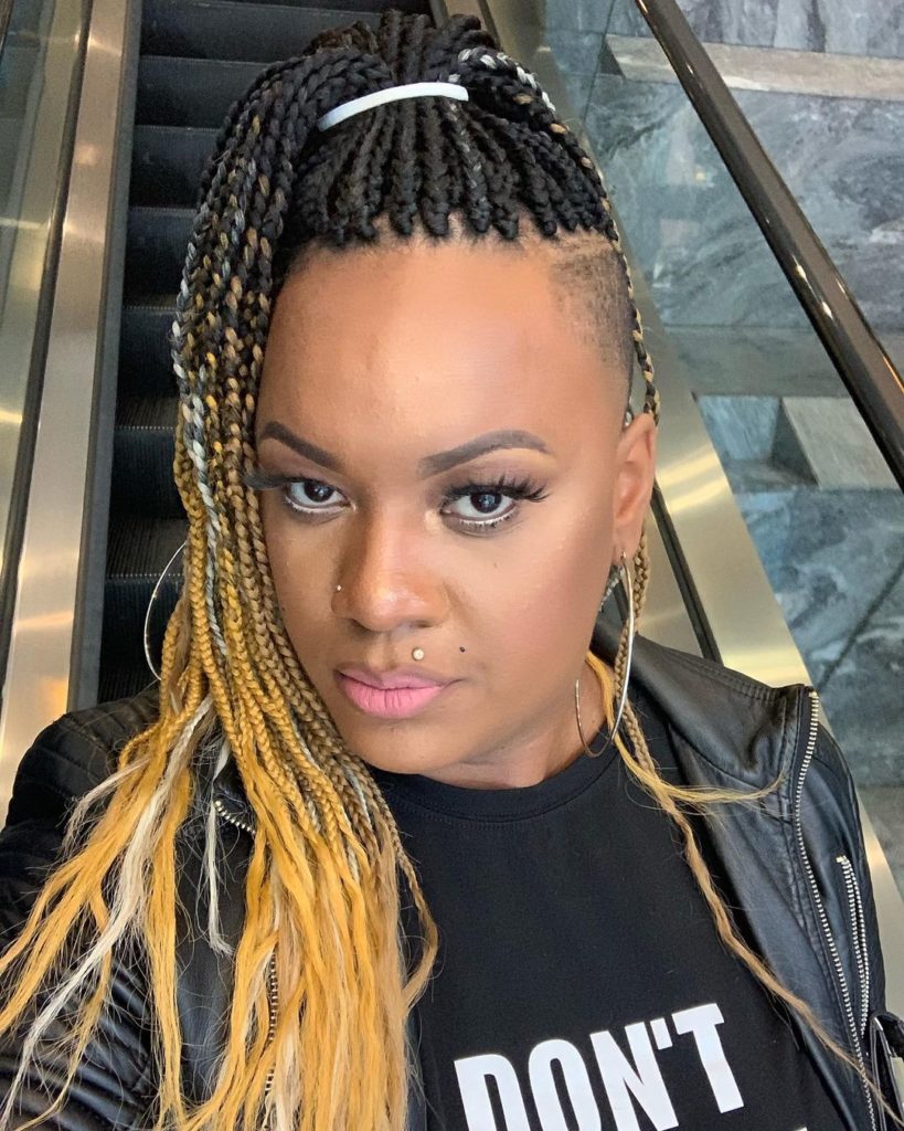 Tresses africaines avec pointes colorées et côtés rasés