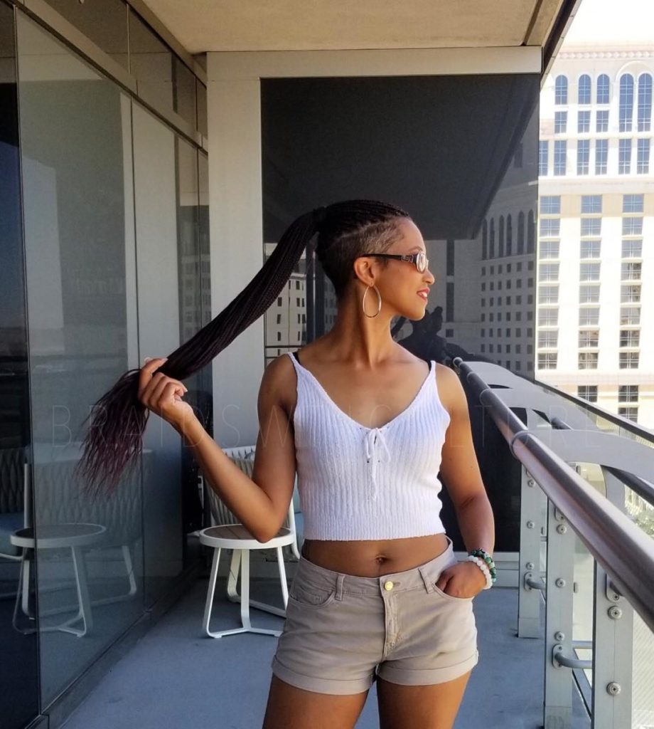 Tresses fines avec une coupe mohawk dégradée.