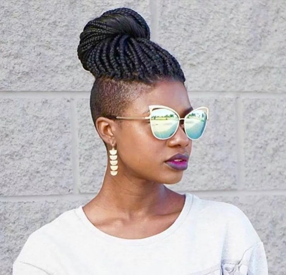 Chignon haut avec nuque dégagée